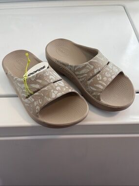 OOFOS Women's Beige Slide Sandals with White Print